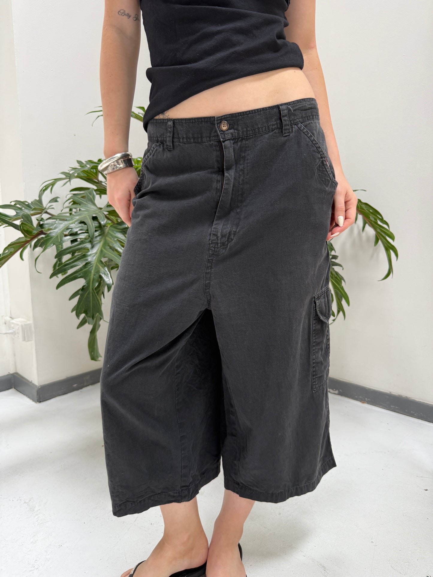 Black Capris - Size Large