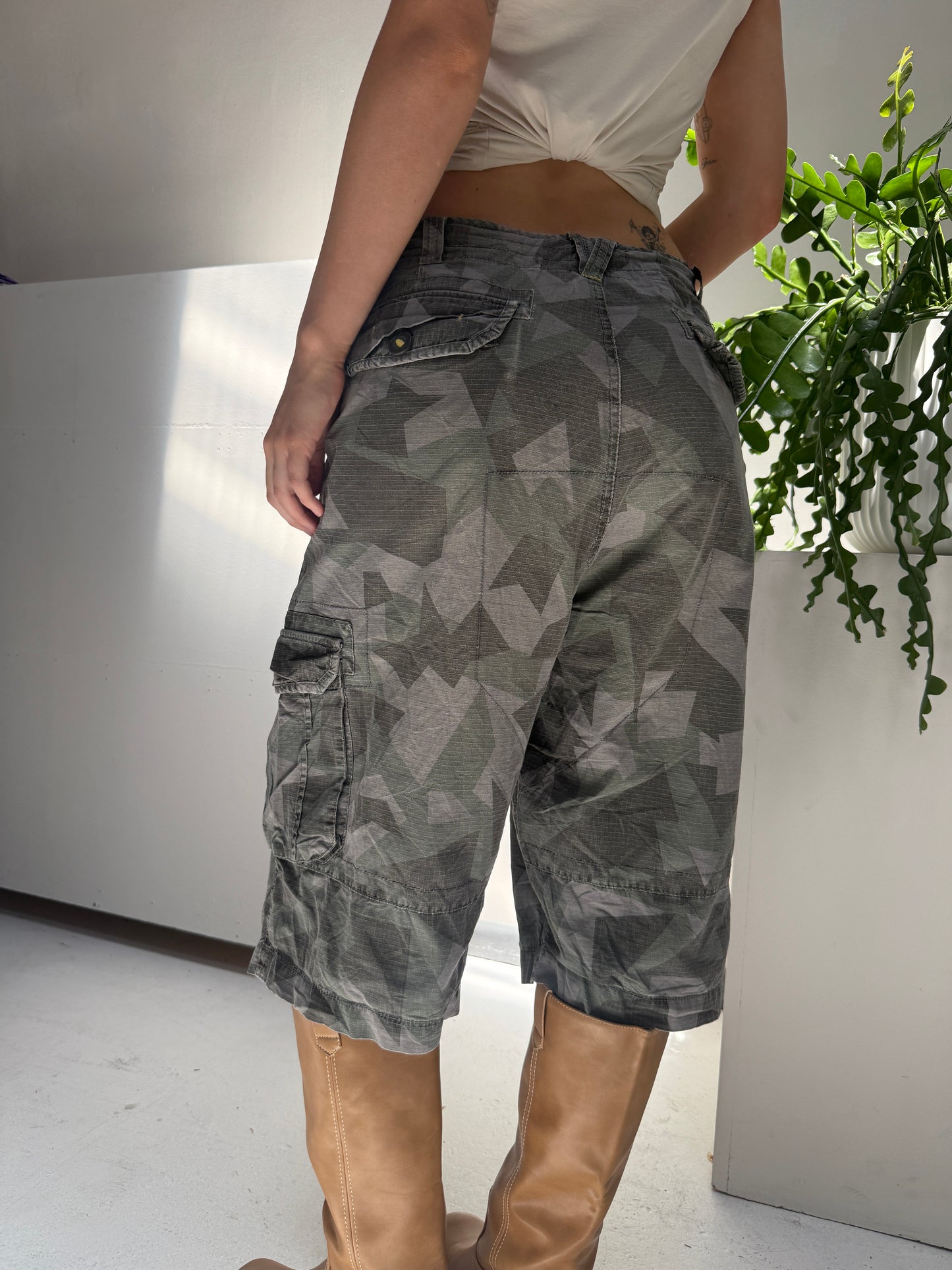Khaki Green Low Waisted Capris - Size Medium/Large